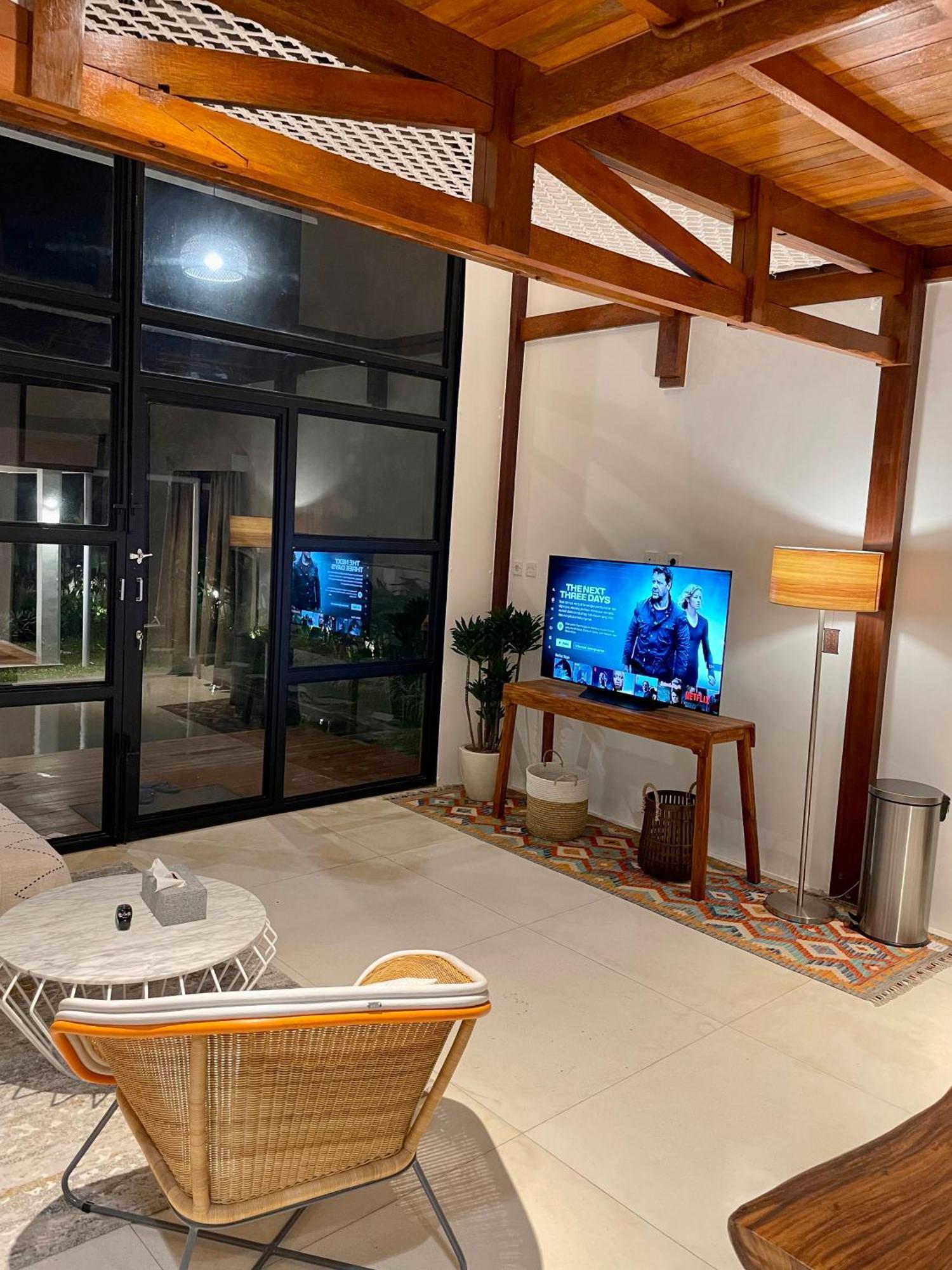 Stylish Tropical 2 Bedroom , , 400m To Finn