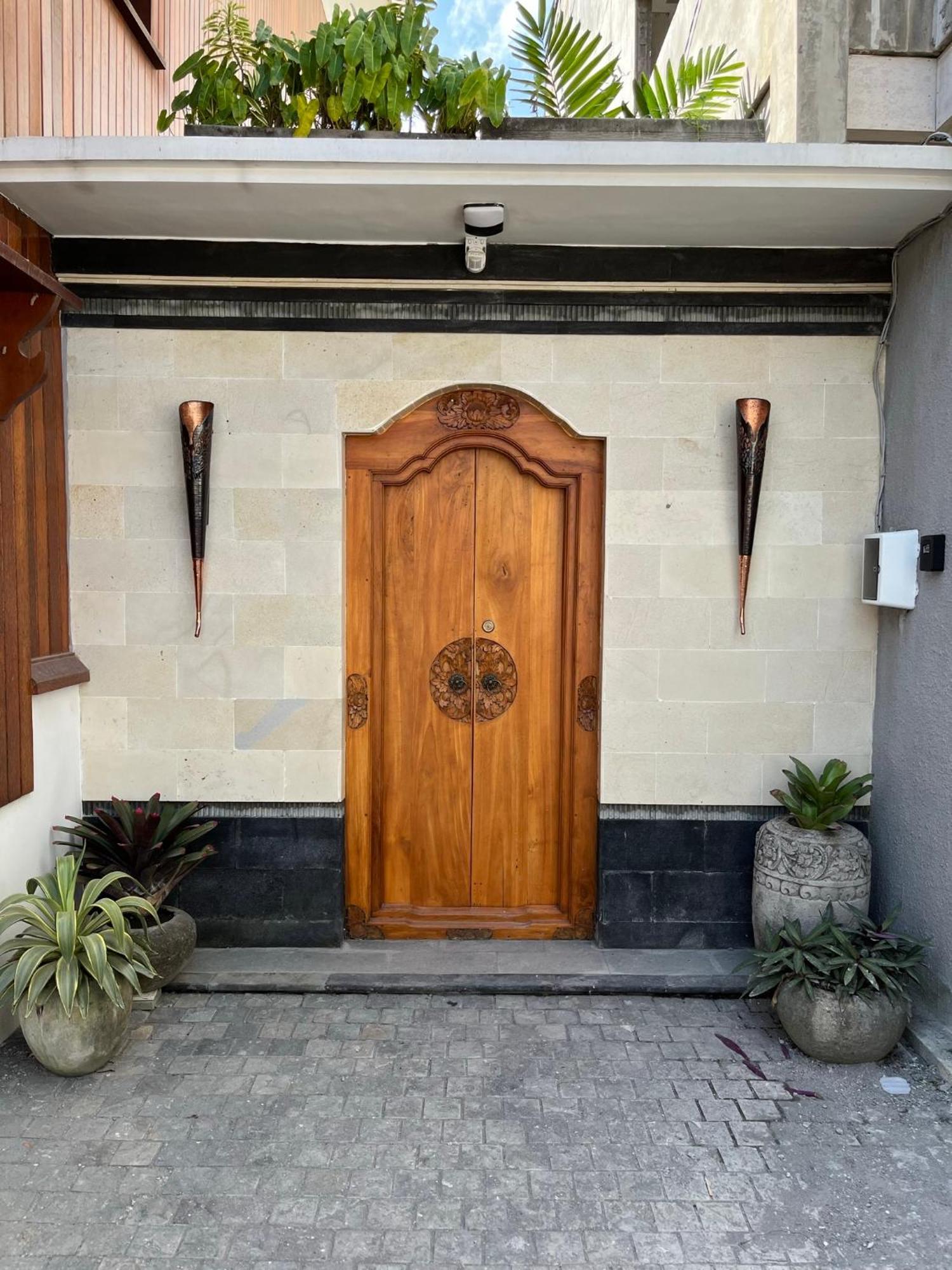 Villa Stylish Tropical 2 Bedroom , , 400m To Finn Canggu
